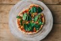 Greenpiezz-veggie-pizza-met-lokale-smeltgeitenkaas-spinazie-en-tomatencompote-vegetarisch