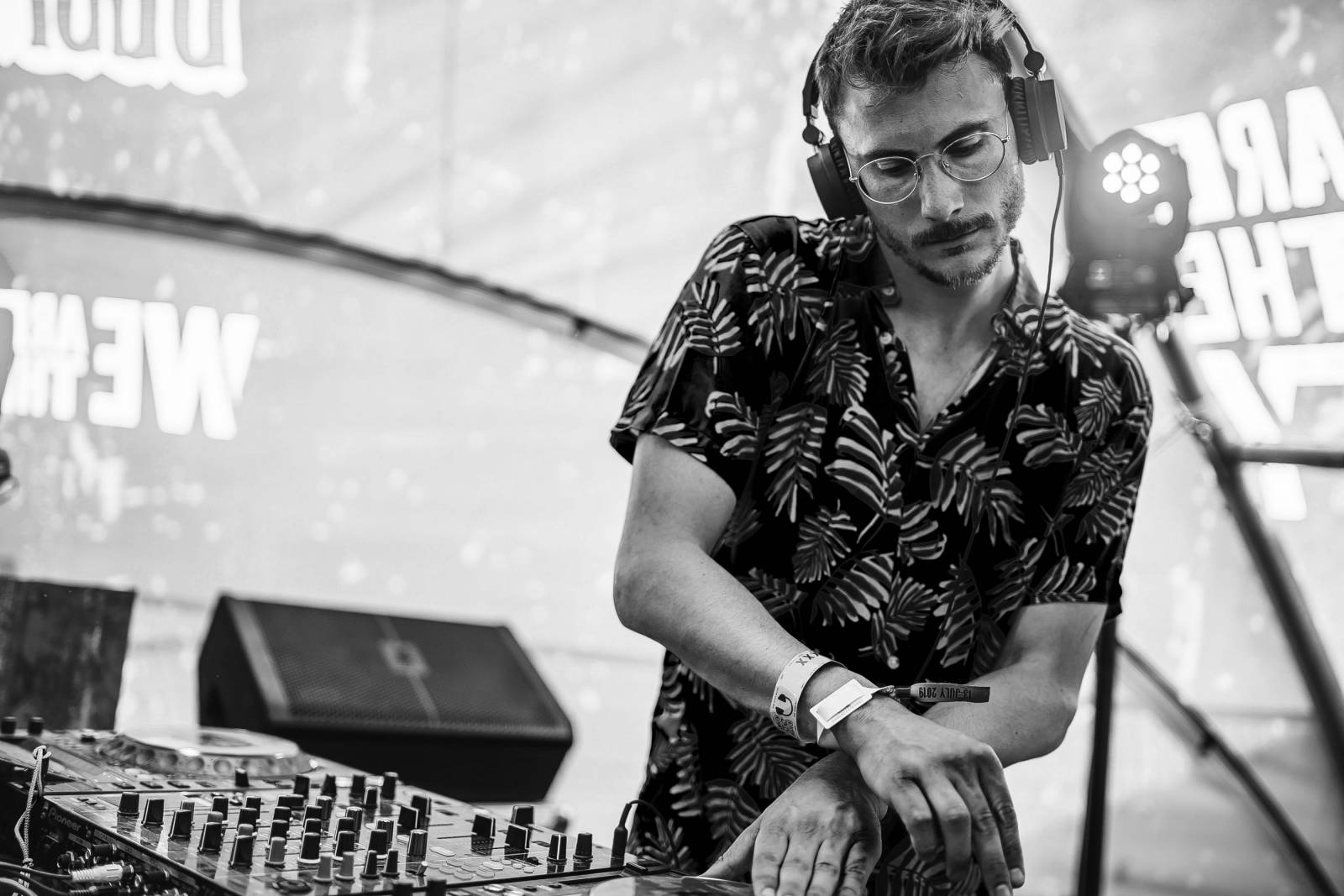 Hofnar - Licht & Geluid - Audiovisuele Diensten - DJ - Artiesten - House of Weddings - House of Events - 1